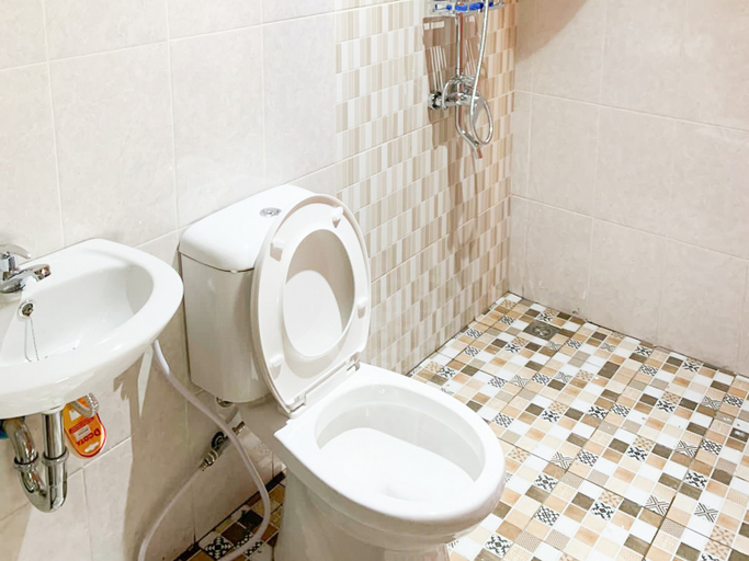 Bathroom 4, RedDoorz near Museum Gunung Merapi, Sleman