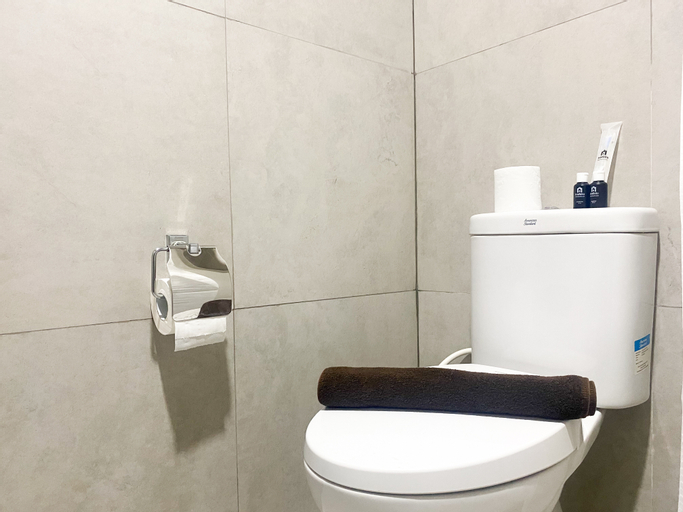 Bathroom 3, Simply Design Studio at Pollux Chadstone Apartment By Travelio, Cikarang
