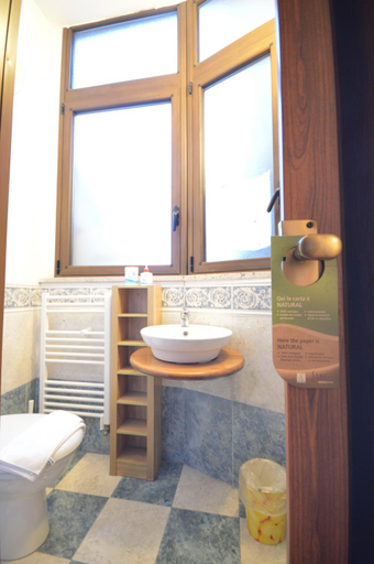 Bathroom 3, Proserpina, Enna