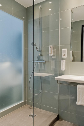 Bathroom 5, Super 8 by Wyndham Munich City North, München