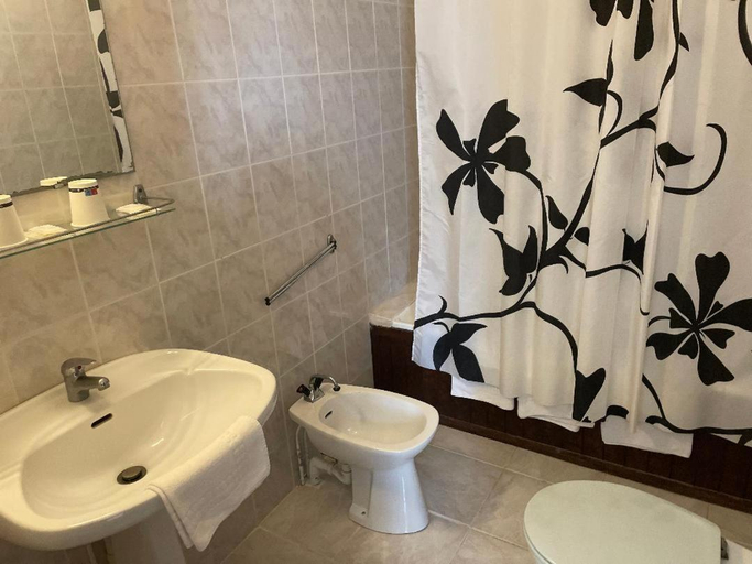 Bathroom 5, Hotel Restaurant L'Escale, Dordogne