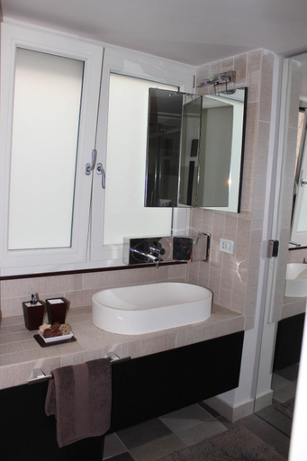 Bathroom 2, The Queen's Room, Napoli