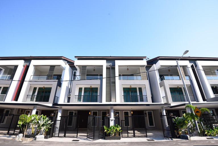 Exterior & Views