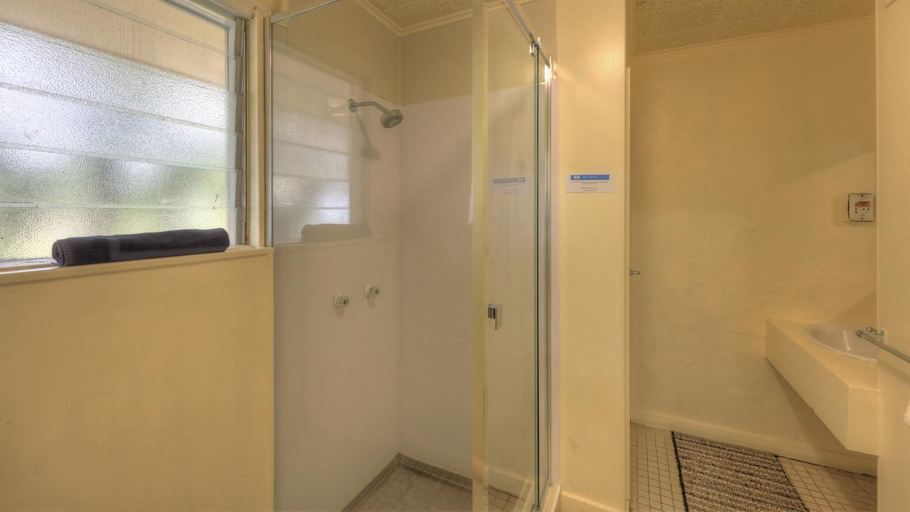 Bathroom 4, Kiikii Inn & Suites, Rorotonga