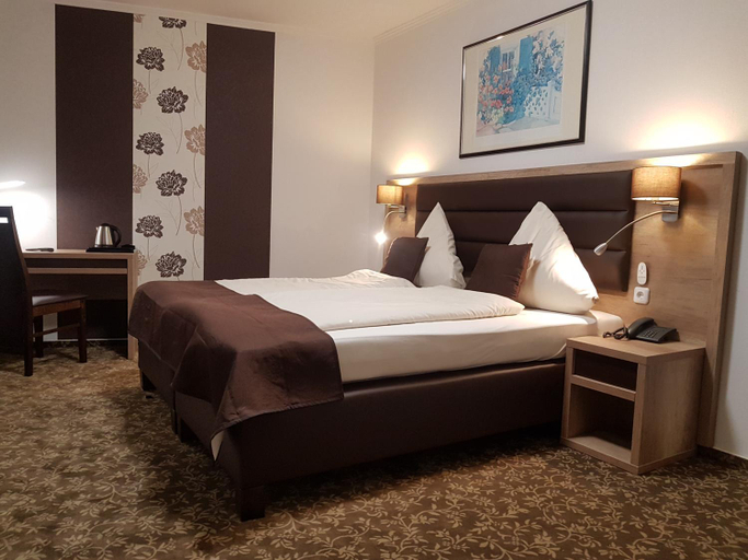 Bedroom 3, Parkhotel, Ammerland
