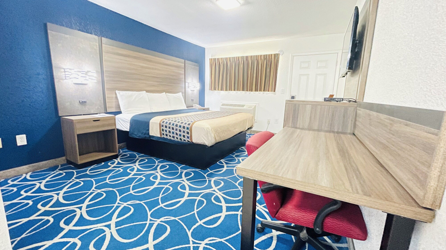 Bedroom 2, Budget Inn, Reeves