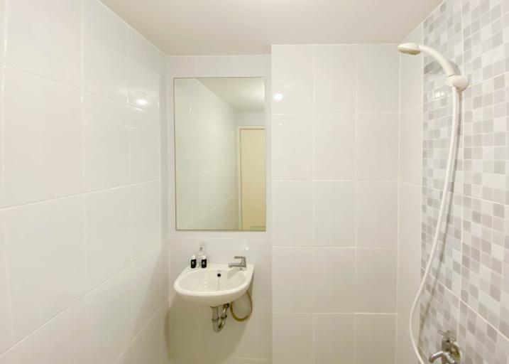 Bathroom, Tidy and Comfortable 2BR Tokyo Riverside PIK 2 Apartment By Travelio, Tangerang