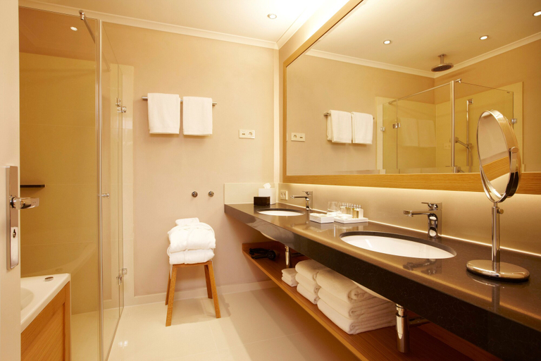 Bathroom 3, Romantik Hotel Das Lindner, Rosenheim