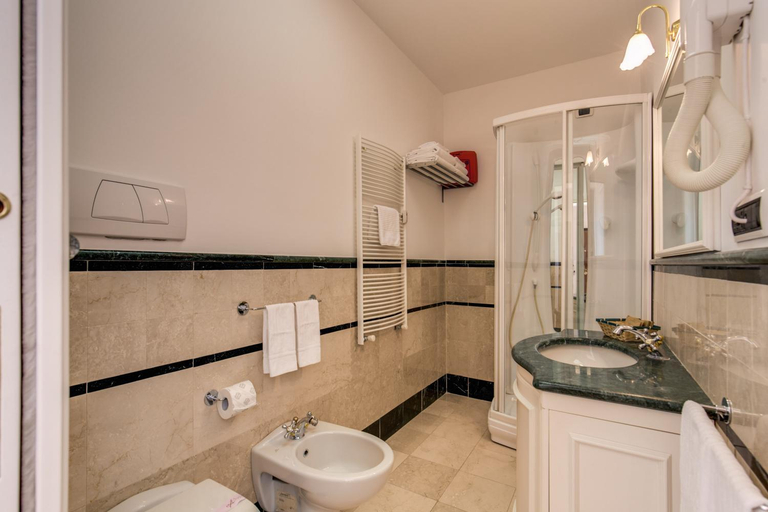 Bathroom 4, Apollo Apartments Colosseo, Rome