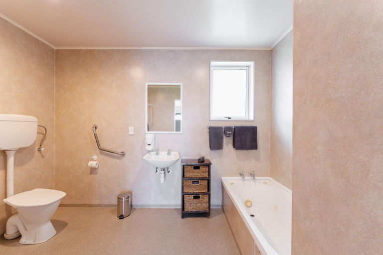 Bathroom 3, Highway Lodge Motel, Clutha