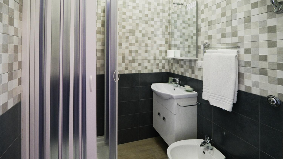 Bathroom 4, Royal Dante, Napoli