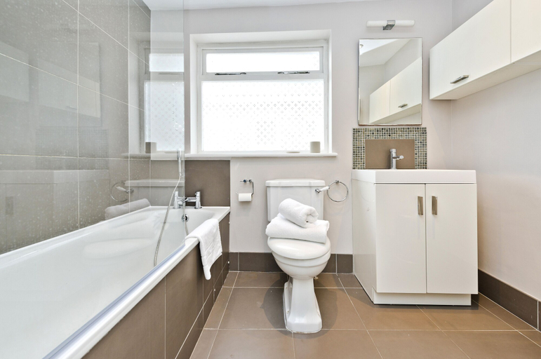 Bathroom 3, Between the Commons, London