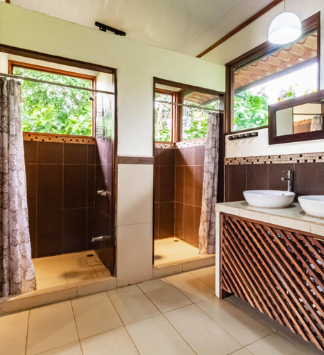 Bathroom 3, La Anita Rain Forest, Upala