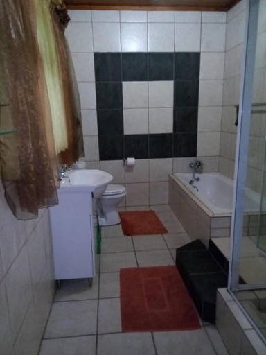 Bathroom 2, Rustenburg Guest House, Bojanala