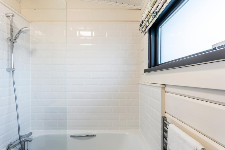 Bathroom 2, Roydon Marina Village Lodges, Hertfordshire