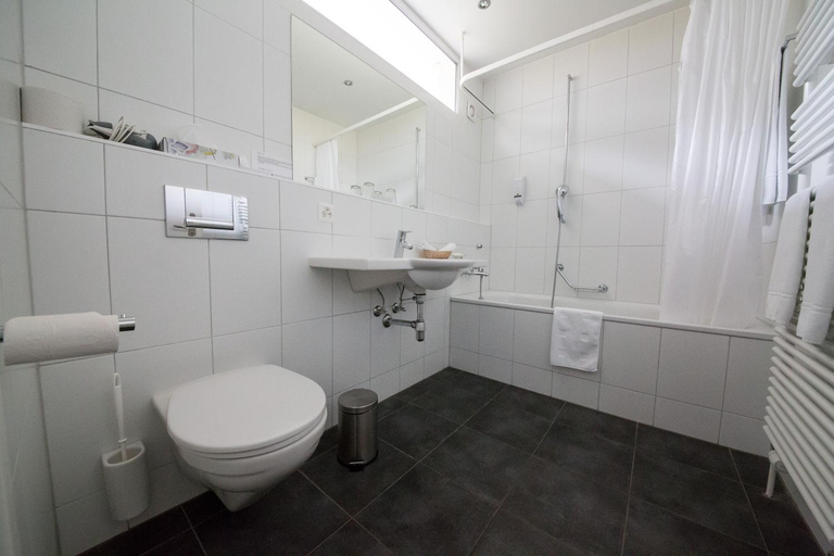 Bathroom 2, Le Mont-Vully - Hotel Restaurant, Lac