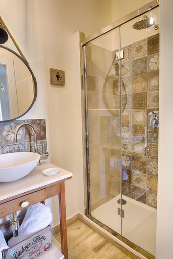 Bathroom 2, La Valle del Tevere, Roma