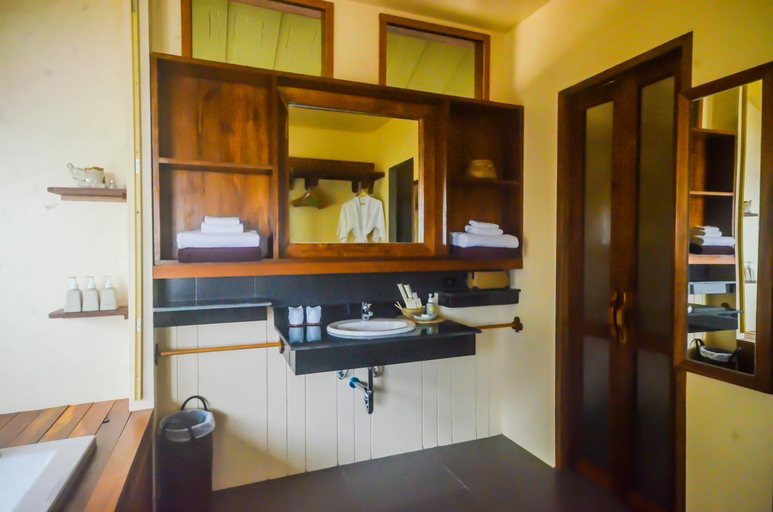 Bathroom 5, Koh Yao Yai Hillside Resort, Ko Yao District