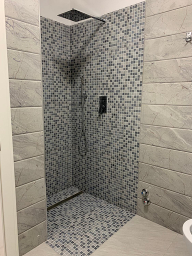 Bathroom 2, Hotel Jurgen, Tirana