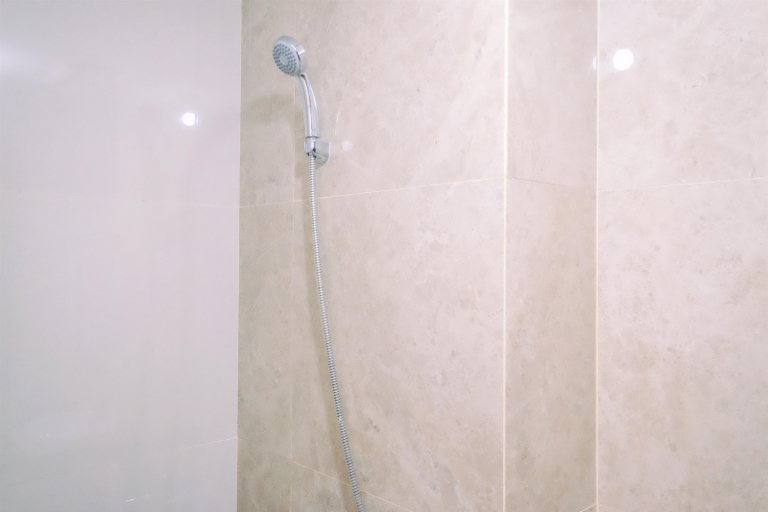 Bathroom, Homey and Well Design Studio Transpark Cibubur Apartment By Travelio, Depok