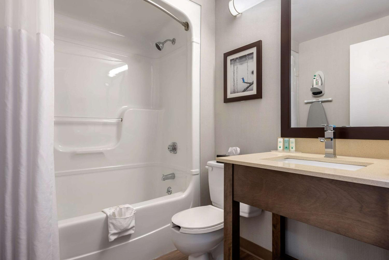 Bathroom 4, Quality Suites Quebec, Communauté-Urbaine-de-Québec