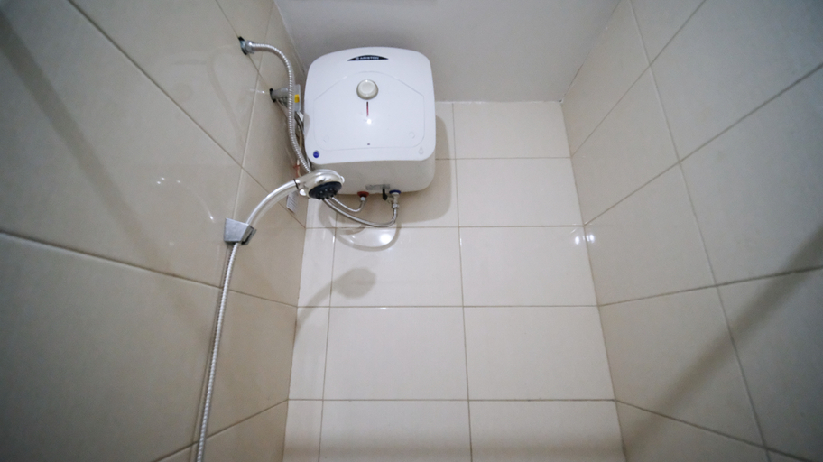 Bathroom, Clean and Comfy 1BR at Tamansari Prospero Apartment By Travelio, Sidoarjo
