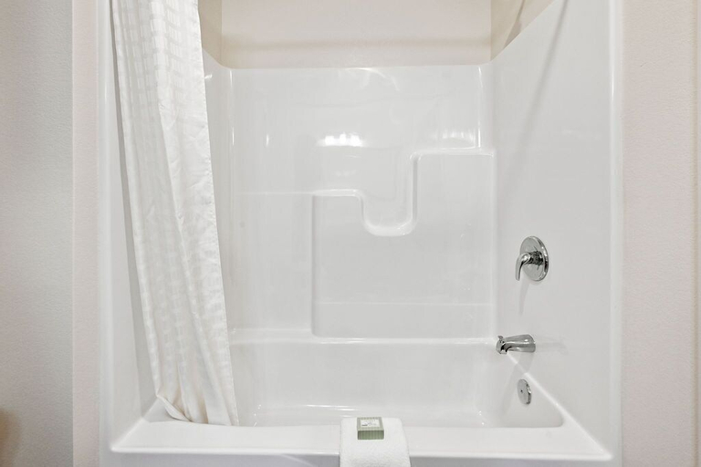 Bathroom 4, Cobblestone Hotel & Suites - Central Wisconsin Airport, Marathon