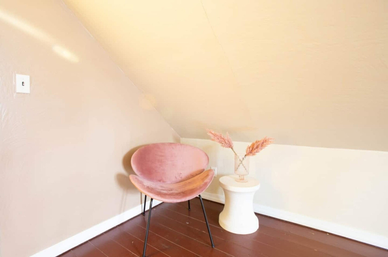 Bathroom 3, 3748 Taft Ave, Saint Louis