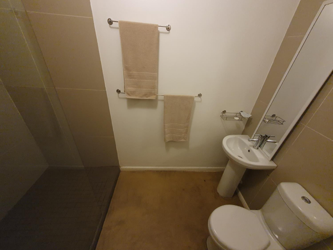 Bathroom 2, Silverstone Guesthouse, City of Johannesburg