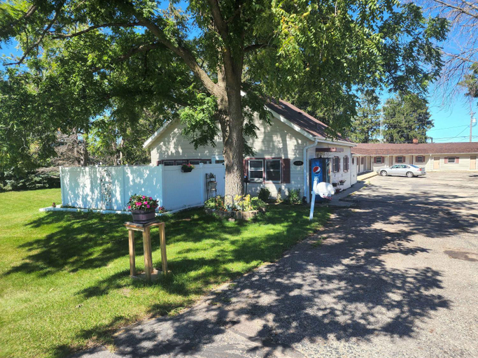 Others 5, White Valley Motel, Winona