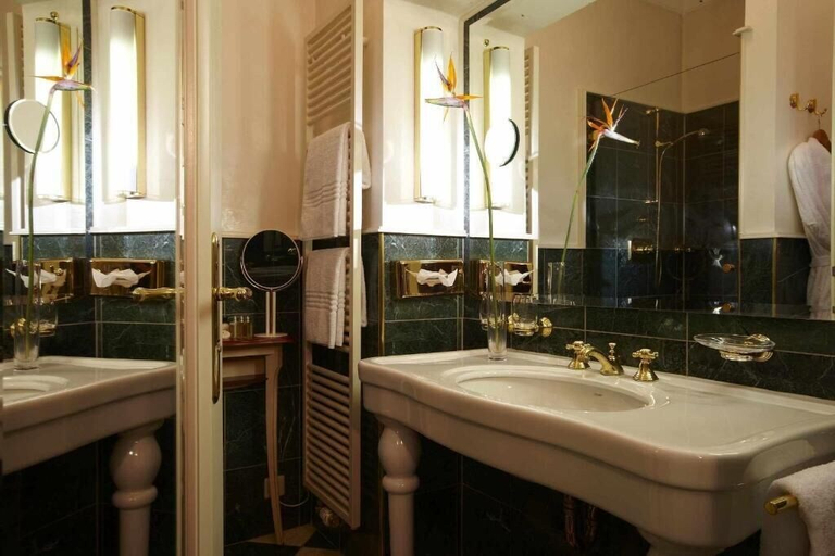 Bathroom 3, Romantik Hotel Das Lindner, Rosenheim