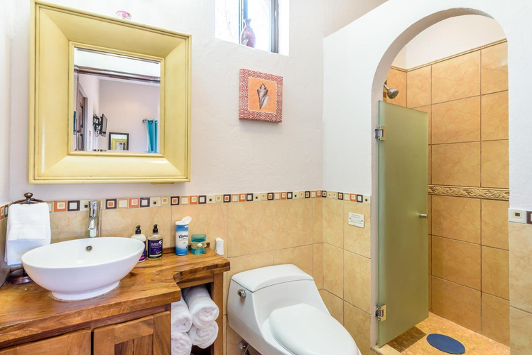 Bathroom 2, Hotel Casa Leona, Santa Cruz