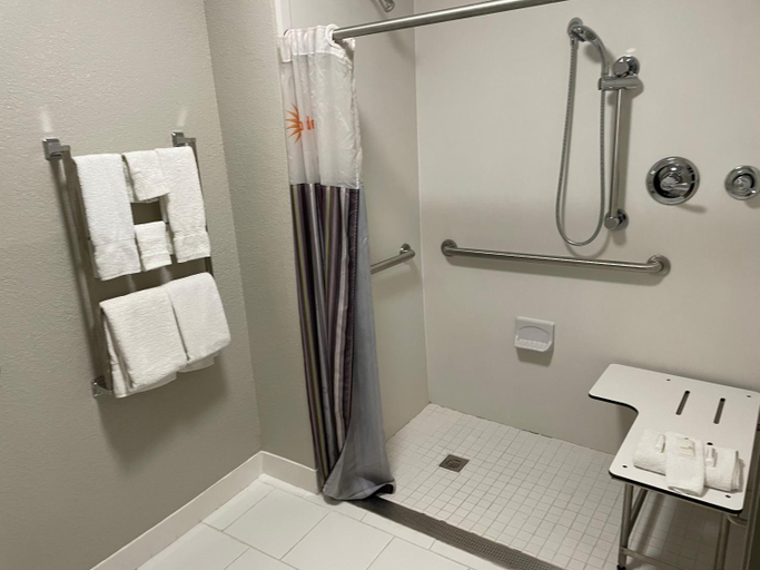 Bathroom 4, Days Inn By Wyndham Pleasant Prairie, Kenosha