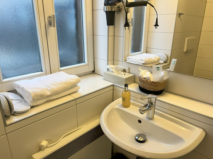 Bathroom 5, Hotel Schwarzes Kreuz, Fürth