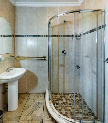 Bathroom 5, Kuruman Inn, John Taolo Gaetsewe