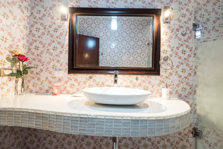 Bathroom 3, INTI KILLA Hostel, Lima