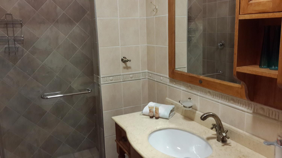 Bathroom 2, The Cedars Bed and Breakfast, City of Tshwane