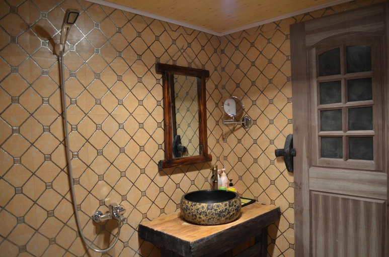 Bathroom 2, Shangri-La Timeless Inn, Dêqên Tibetan