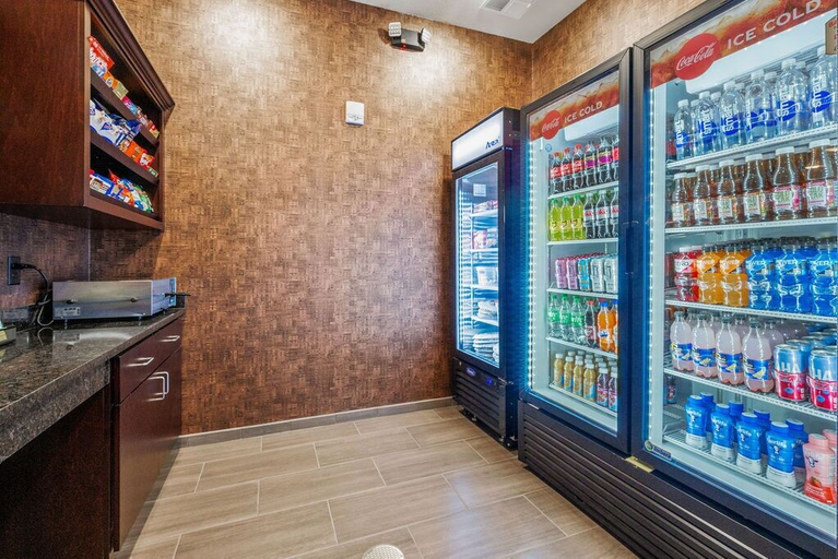 Food & Drinks 5, Cobblestone Hotel & Suites - Central Wisconsin Airport, Marathon