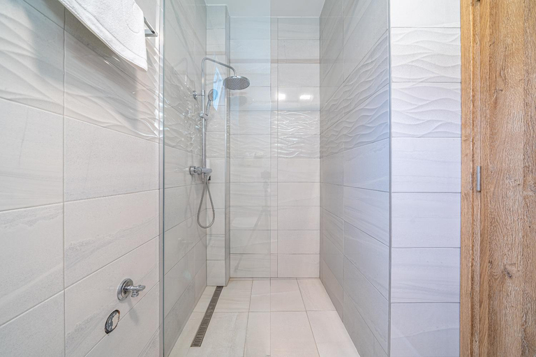 Bathroom 2, Sun and Sea Apartments