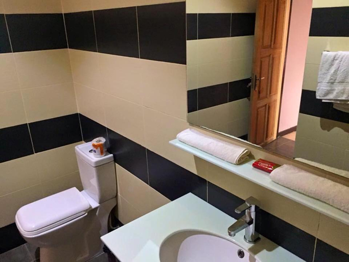 Bathroom, Kokodo Guest House, Cape Coast