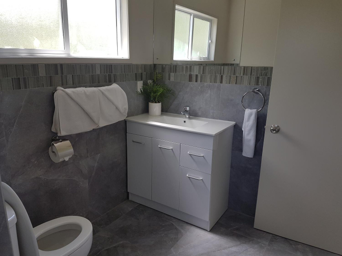 Bathroom 2, Mama Taras Bungalows, Rorotonga