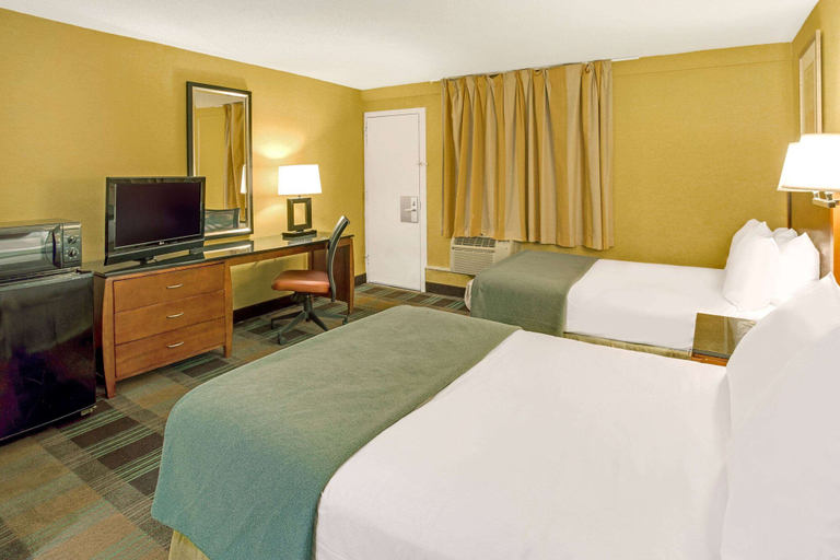 Bedroom 3, Travelodge By Wyndham Silver Spring, Montgomery