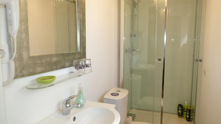 Bathroom 1, PH in Atlantic Coast, Almada