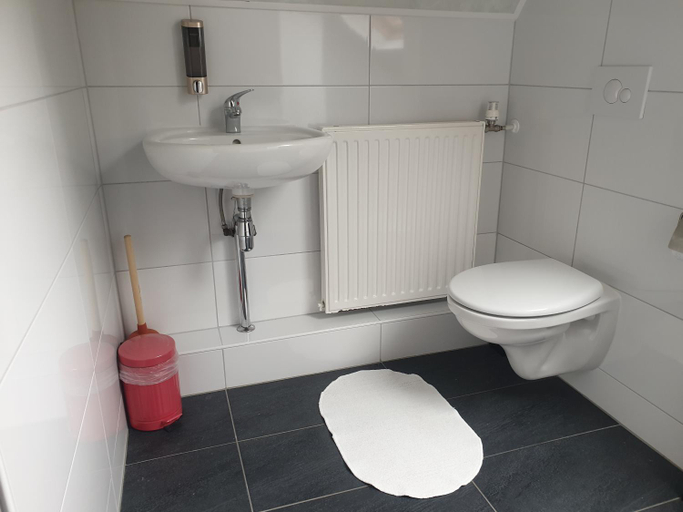 Bathroom 3, Ustawi, Voorst