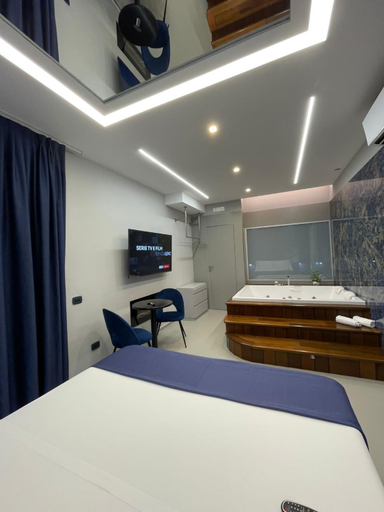 Others 5, Hotel 2000, Napoli