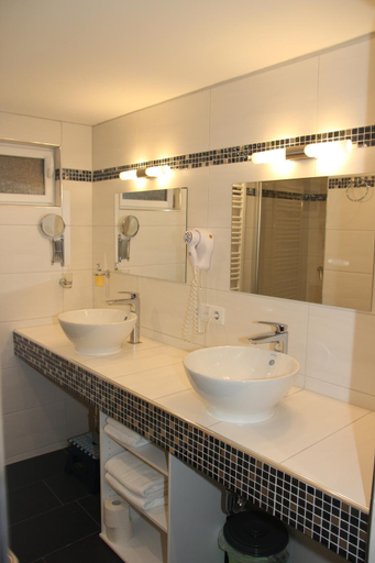 Bathroom 5, Hotel Am Donaubogen, Regensburg