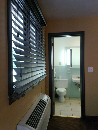 Bathroom 3, Colonial Inn Motel, Mercer
