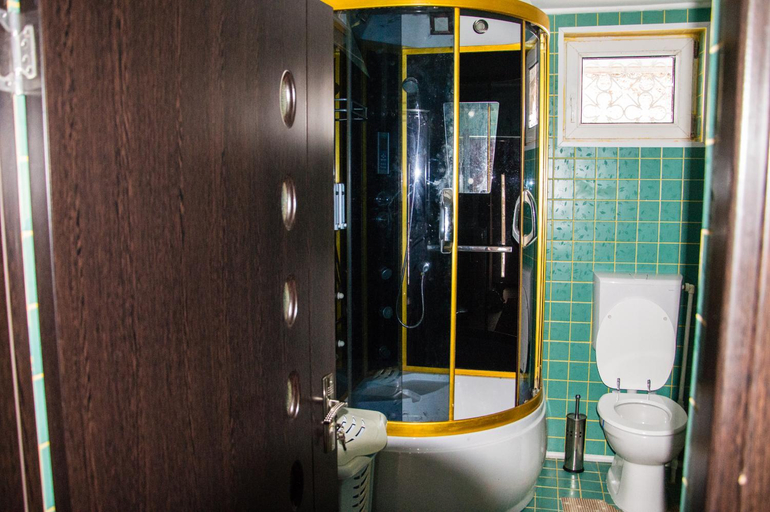Bathroom 2, Casa Ozon, Vulcan