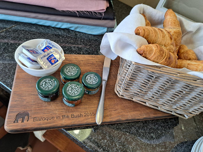 Food & Drinks 3, Remhoogte Mountain Lodge, Bojanala
